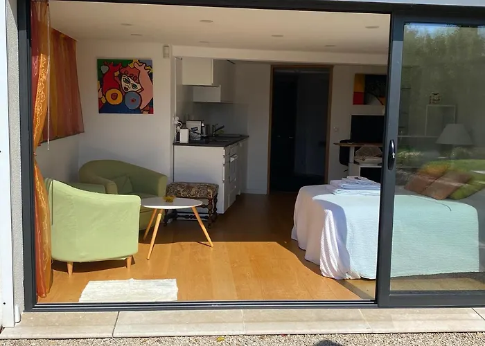 studio 36m2, dans un beau domaine privée au calme.