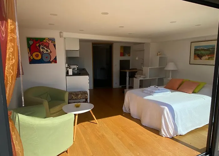 studio 36m2, dans un beau domaine privée au calme.